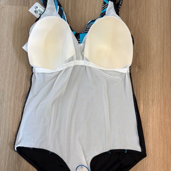 Sunmarin Womans 18 D Black and Blue One-Piece Swimsuit NWT - Picture 6 of 10